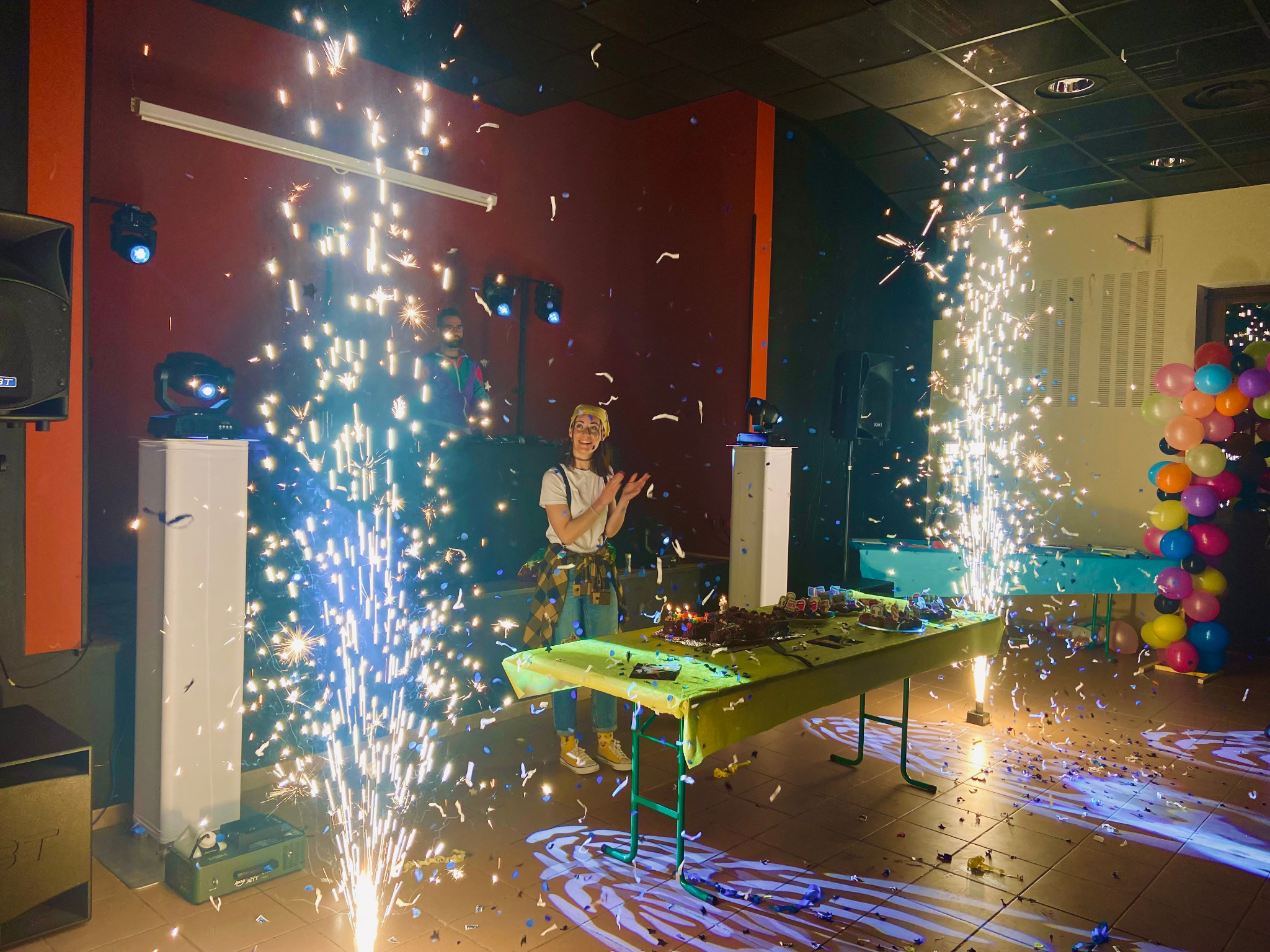 Anniversaire avec gâteau et jets lumineux
