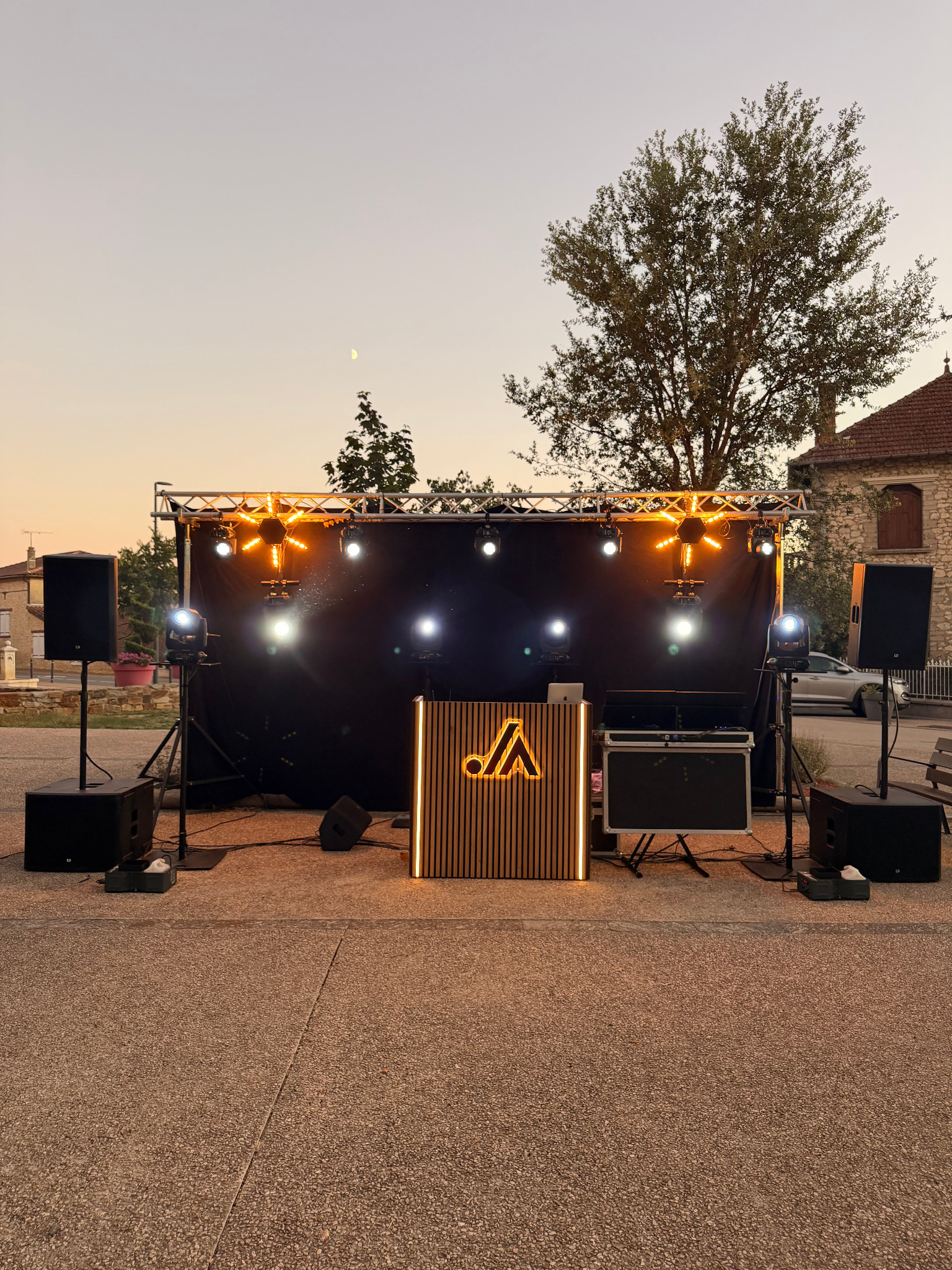 Installation DJ et éclairages pour un événement en extérieur