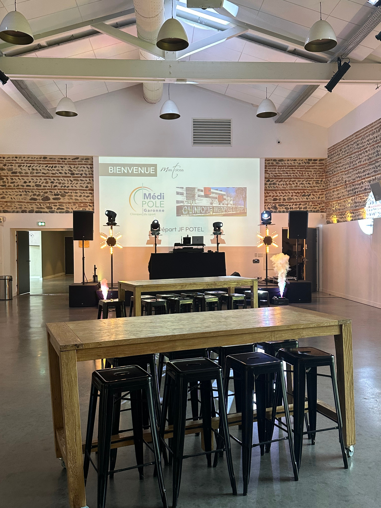 Installation DJ dans une salle de réception