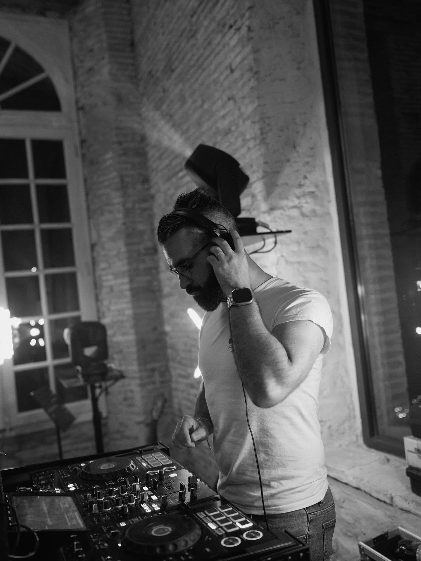 Jérémy au casque derrière ses platines