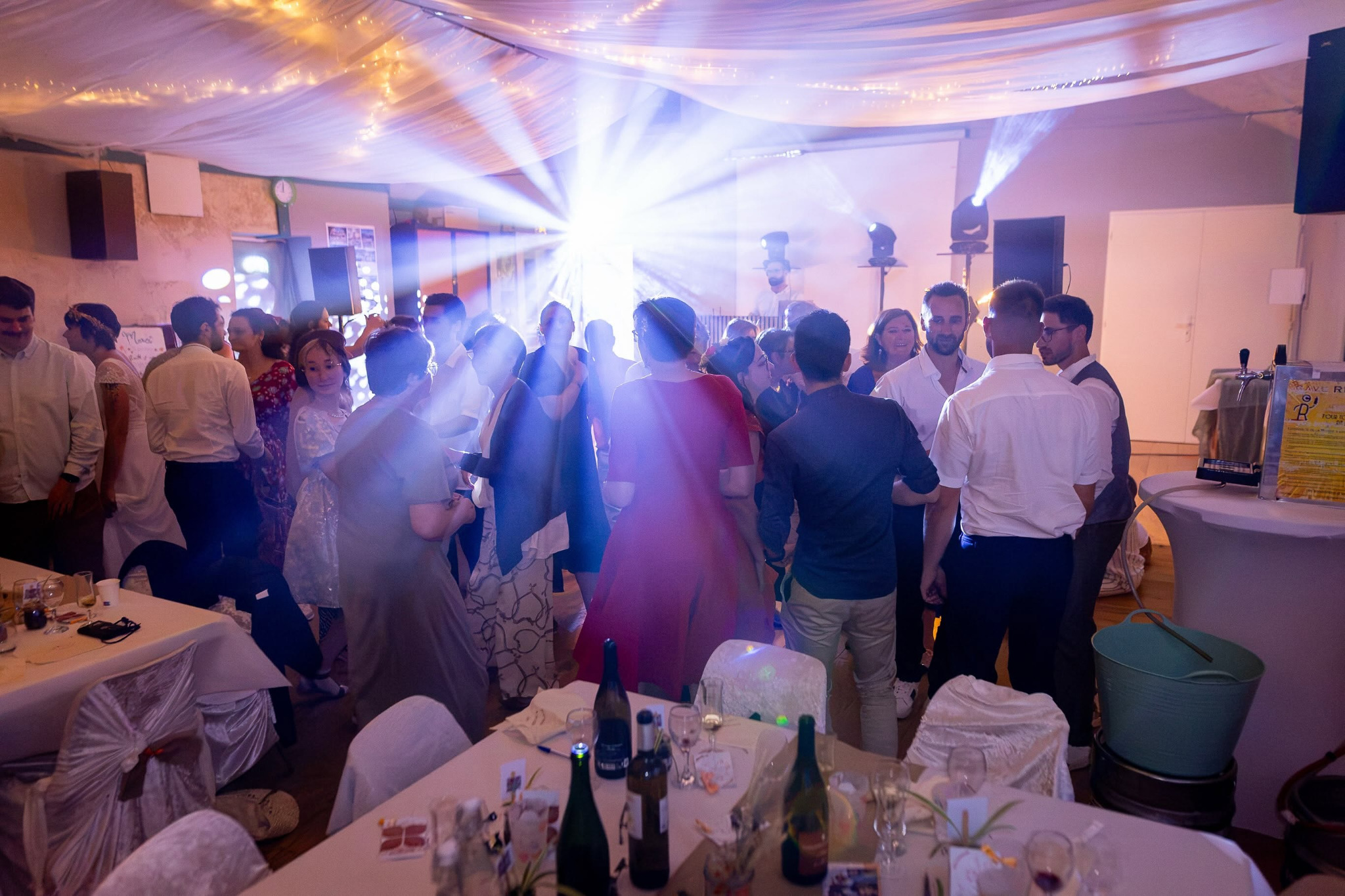 Invités sur la piste sous les faisceaux lumineux