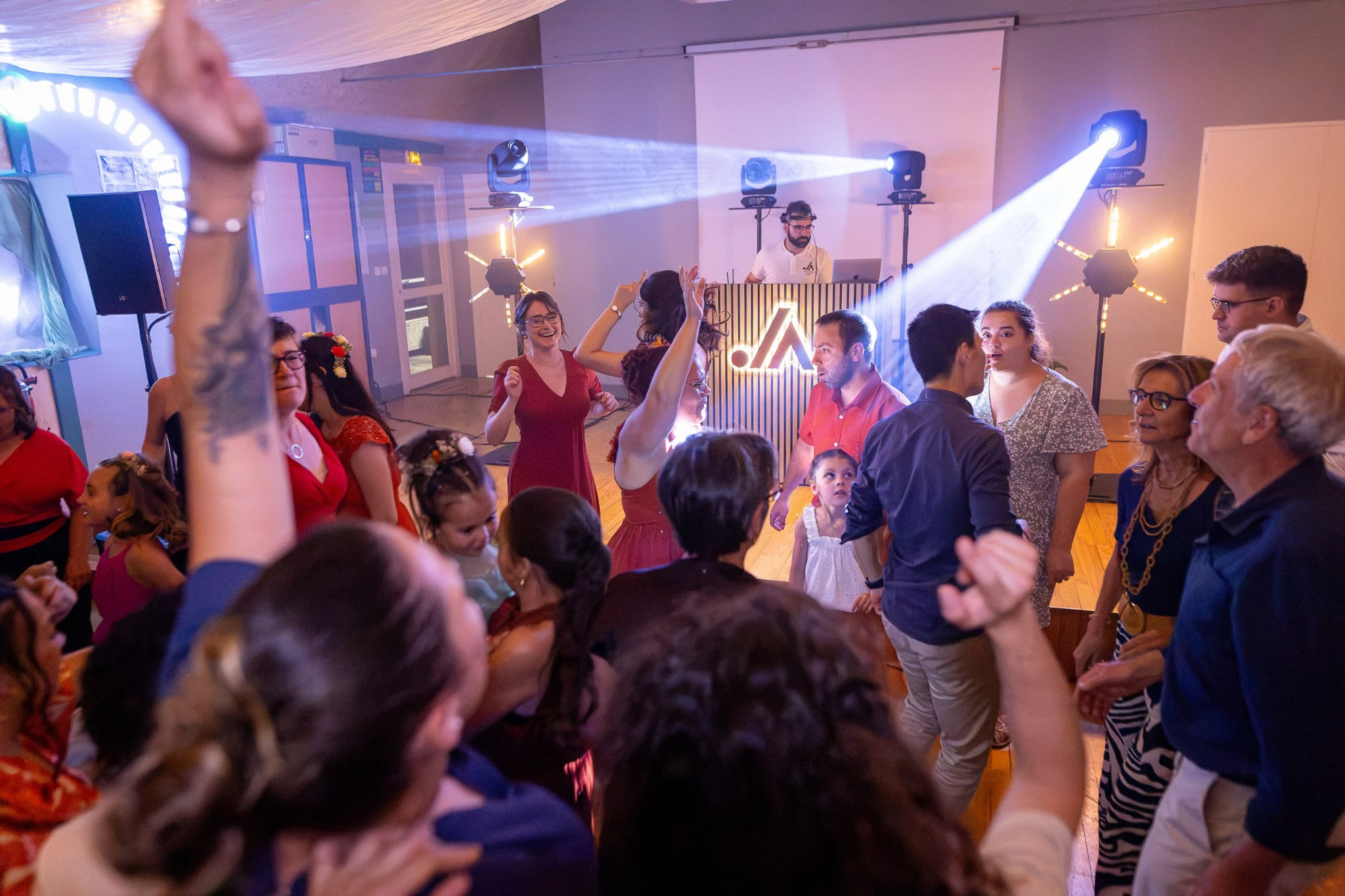 Animation musicale au milieu des invités