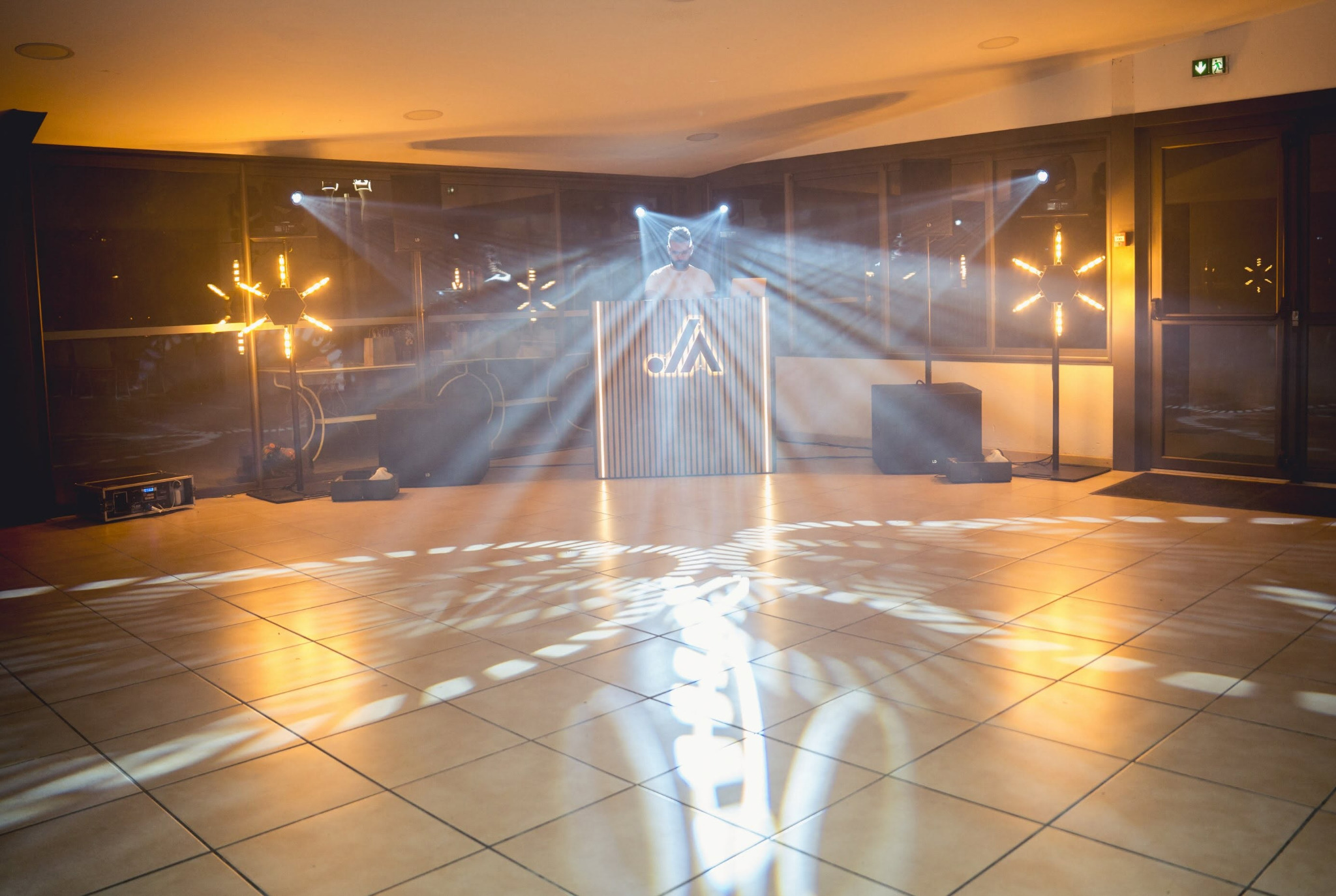 Installation DJ et mise en lumière de la salle