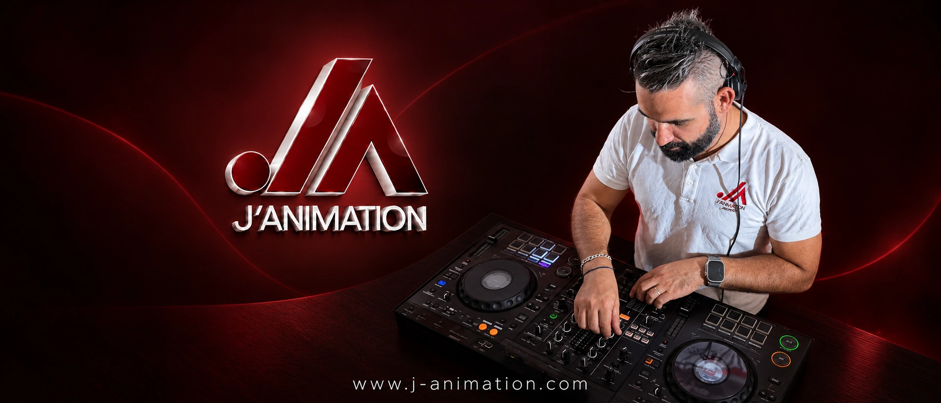 Jérémy aux platines dans son univers rouge J’Animation